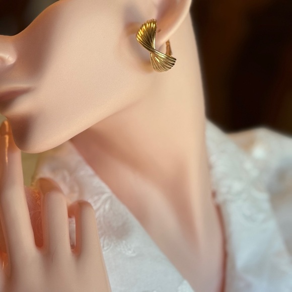 ⚜️💫 Elegant Gold Twist Earrings - Picture 3 of 8